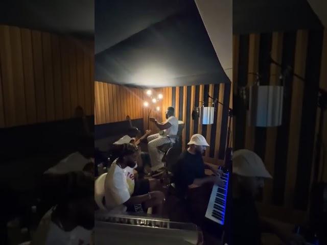 Tayc s'amuse avec ses musiciens en studio 