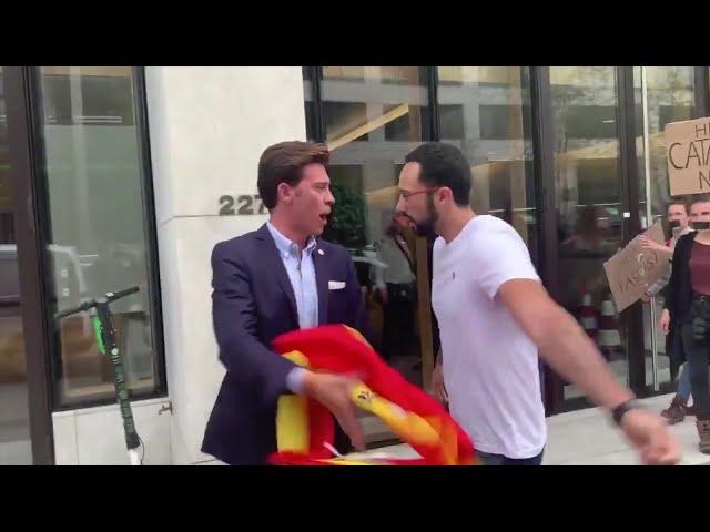Valtonyc intenta quitarle la bandera de España al presidente de Vox en Gerona