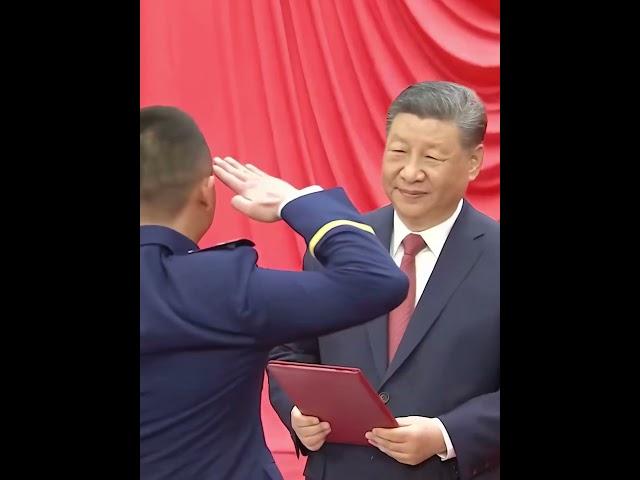 习近平总书记等为全国劳动模范和先进工作者代表颁发荣誉证书。｜中国　各行各业　工会　#Xijinping #union #awards #shorts #China