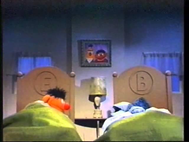 Sesamstraße - Krümelmonster übernachtet bei Ernie in Berts Bett - beide Teile