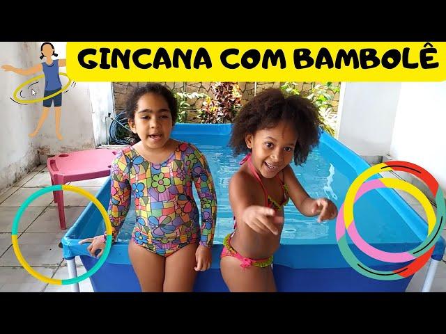 Gincana com bambolê na piscina