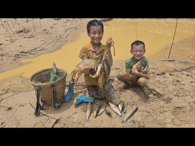 catch village fish Catching fish in the low water season selling it the daily life of an orphan boy