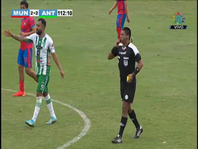 Tarjeta roja para Alexander Robinson de Antigua GFC al Minuto 110