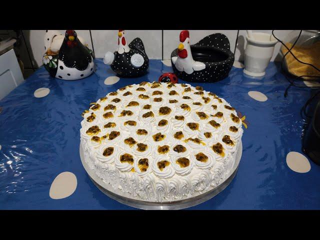 bolo de chocolate com recheio de creme de  maracujá para aniversário