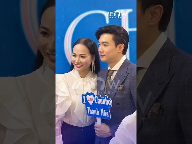 Con gái lớn của MC Quyền Linh nhiệt tình chụp hình cho diễn viên Quốc Trường tại sự kiện