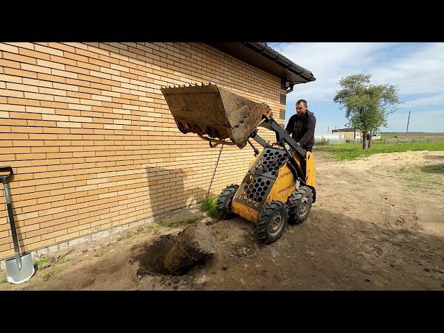 У нас появился помощник! Как он это делает? Давно хотели попробовать это. Наводим порядок на участке