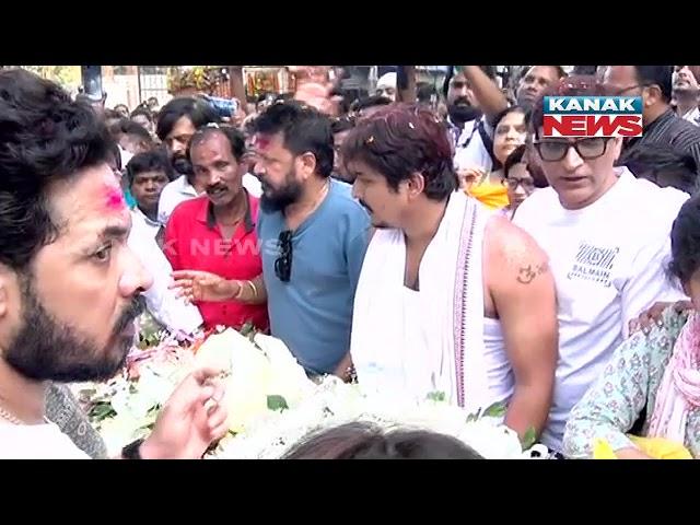 Babushaan With Mortal Remains Of Father Uttam Mohanty At Satyanagar Crematorium In Bhubaneswar