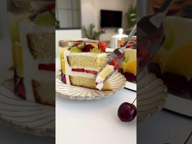 Лето как раз время для зеркального торта с ягодами и фруктами! Получается очень сочно нежно и вкусно