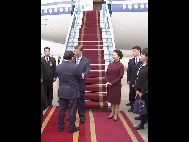 习近平主席携夫人彭丽媛抵达河内，开始对越南进行国事访问，越南总理范明政到机场热情迎接。
