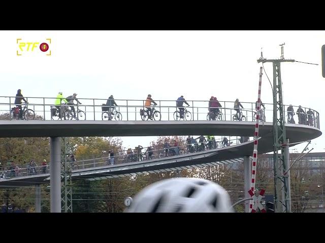 Radbrücke West mit viel Rauch eröffnet