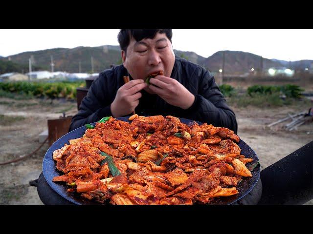 어머니가 해주신 매콤한 밥도둑! 솥뚜껑 돼지고기 김치 두루치기! (Stir-fried pork with Kimchi) 요리&먹방!! - Mukbang eating show