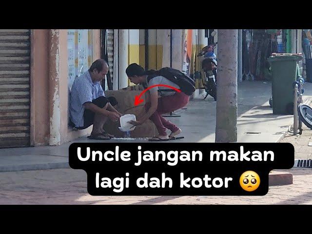 Uncle Ini Nak Makan Nasi Yang Sudah Terjatuh. Apa Reaksi Orang Ramai? (Feat AKM) | Social Experiment