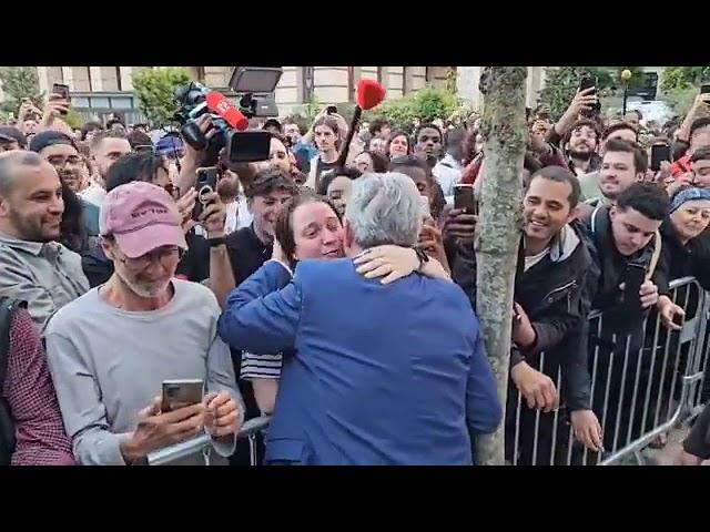 Jean-Luc Mélenchon suscite la ferveur ! La foule le remercie...