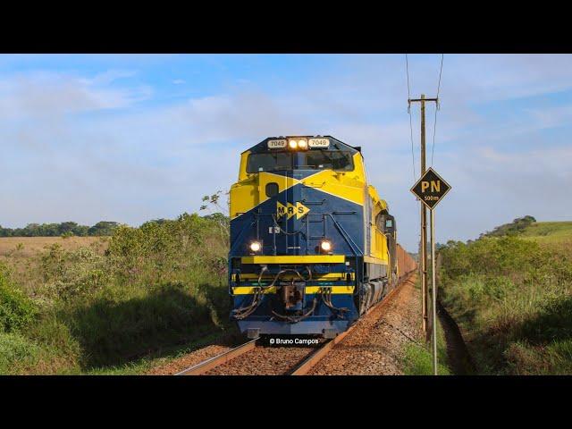 Trem passando ''chutado'' na Ferrovia do Aço - DEU ATÉ MEDO DE FICAR BEIRANDO A LINHA