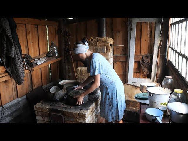 Happy life of a girl with her 91-year-old grandmother: Cooking a traditional dinner