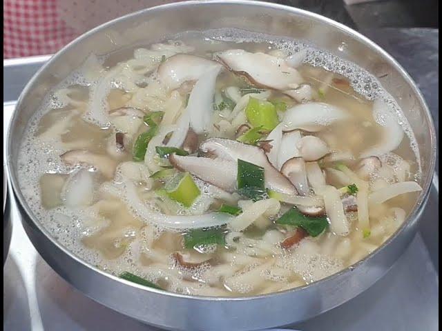 Mushroom hand noodles and spicy noodles / Anyang Jungang Market - Korean street food