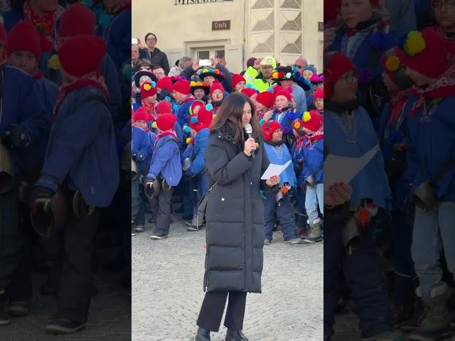 Grussbotschaft auf dem Dorfplatz am 1. März 2025 von Maja Riniker in Samedan