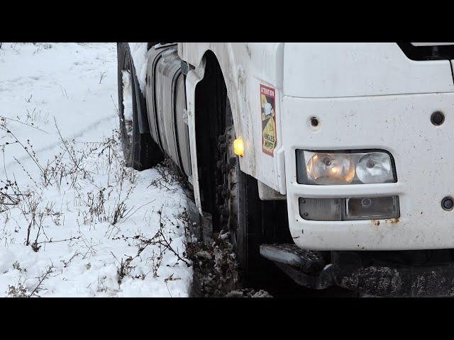 Снегопад ударил по северу. 20 большегрузов заблокировало в Единецком районе