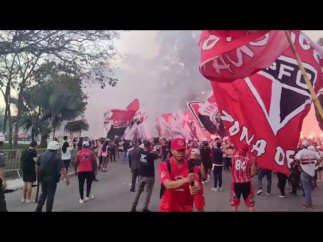 ESPETACULAR - RECEPÇÃO DA TORCIDA DO SÃO PAULO AO ONIBUS - SPFC 2X0 NACIONAL - COPA LIBERTADORES