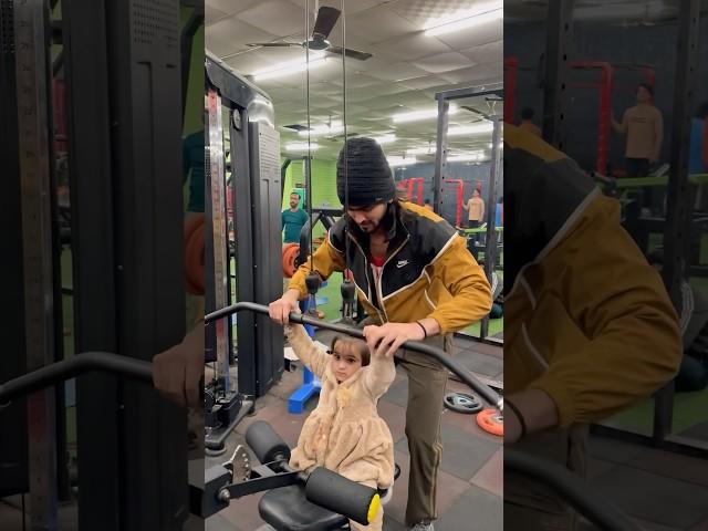 Tiyu ko gym me preshan krdiya #shorts #comedy #shadab707 #funny #ytshorts #gym #trending #twist