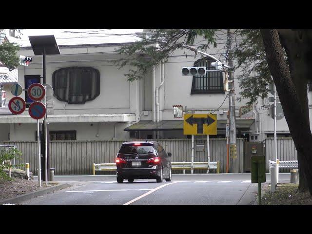 【警察】珍光景が見られた赤色点滅信号取締り