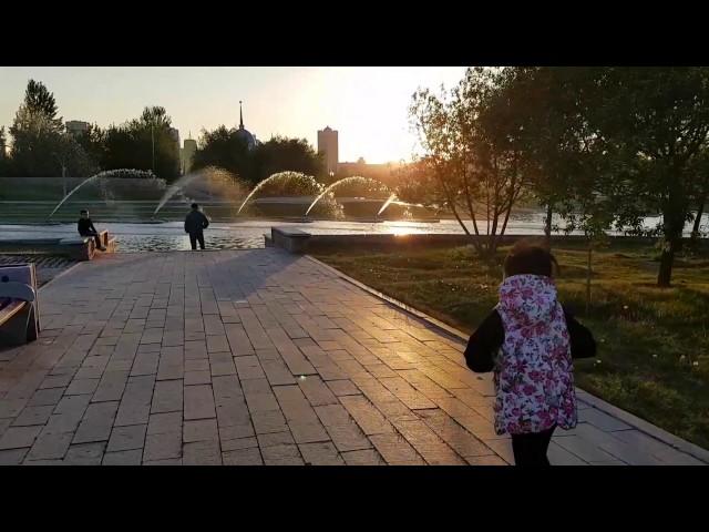 Гуляем в парке возле пирамиды
