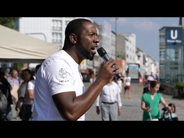 Pastor Daddi (Gospel Church Köln) am 14.07 beim Event in Köln Mülheim