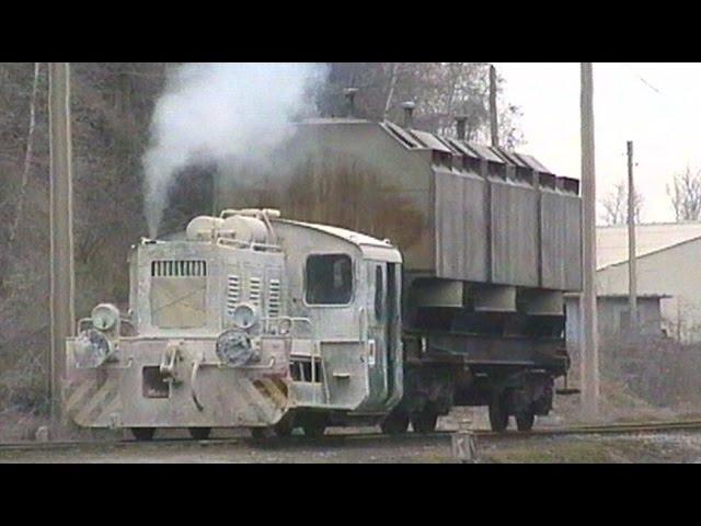 Total verkalkte Kleinlok N4 vom VEB Lokomotivbau Karl Marx (LKM) Babelsberg mit Kalkkübelwagen