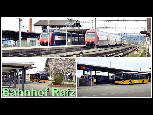 Postautos und Züge beim kleinen Bahnhof Rafz, Kanton Zürich, Schweiz 2021