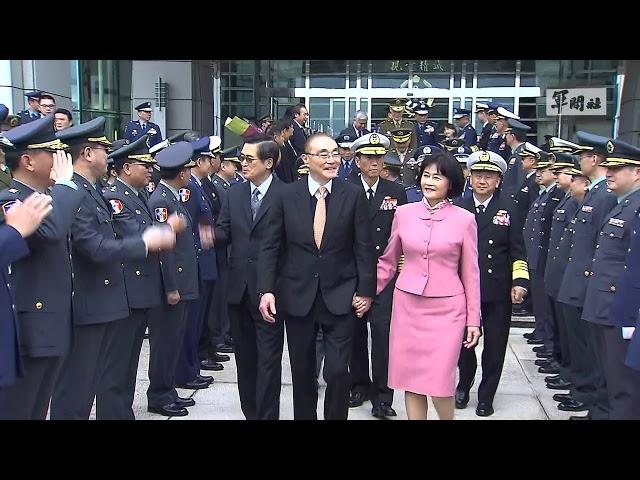 國防部官兵歡送馮世寬 (軍聞社提供)