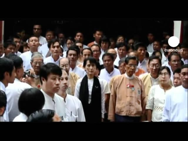 Suu Kyi in Martyrs' Day March