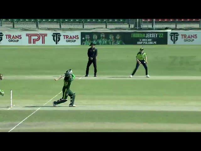 Pakistani women cricketer ayesha naseem batting just like Asif ali