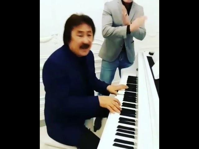 Казахстанский композитор прогоняет коронавирус песней
