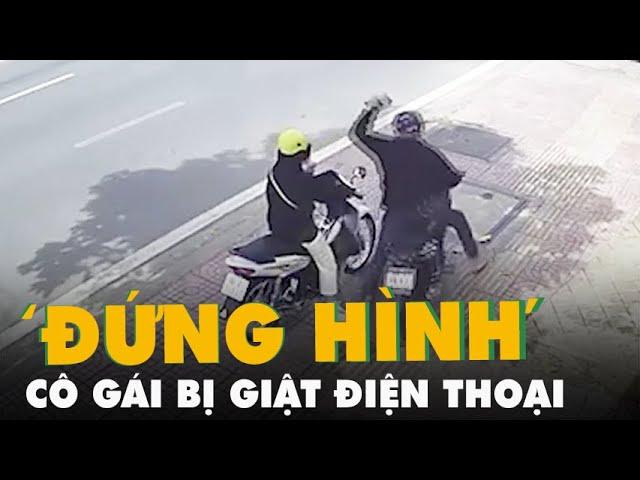 Cô gái 'đứng hình' sau khi bị giật điện thoại trên tay ở TP Thủ Đức