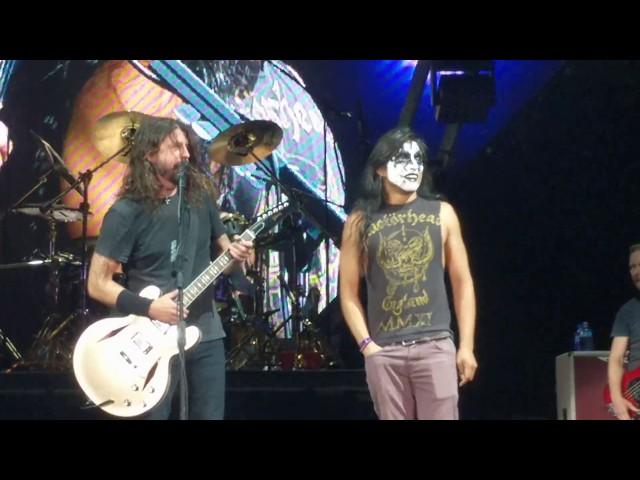 Kiss Guy (YAYO Sanchez) plays Monkeywrench w/ Foo Fighters Austin TX 4-18-18