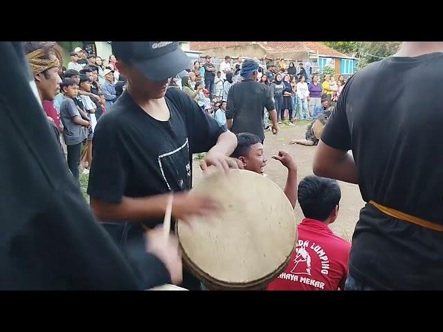Aksi Bangbarongan Seni Kuda Lumping CAHAYA MEKAR