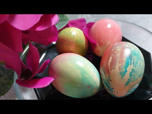 Coloring eggs with wet felt-tip pens