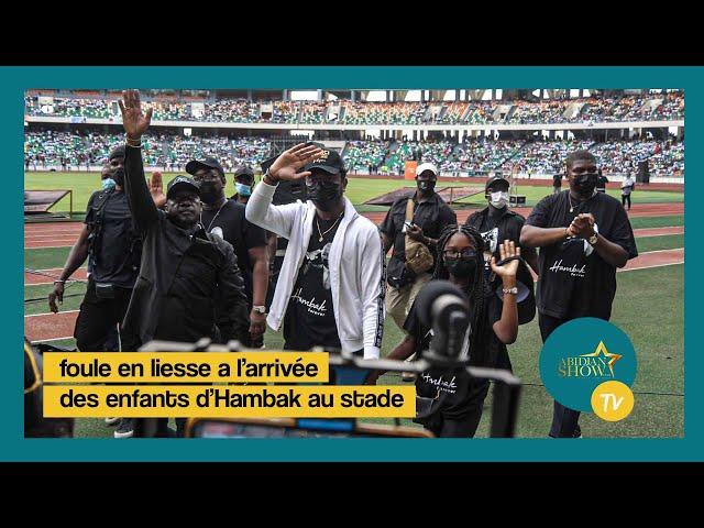 Veillée artistique en hommage a Hambak . Foule en liesse  à l'arrivée de ses enfants au stade .