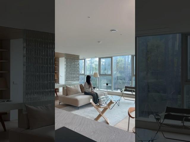 서재의 기능을 분리하는 유리블록은 채광 속 독특한 빛의 스펙트럼을 만들어 냅니다.