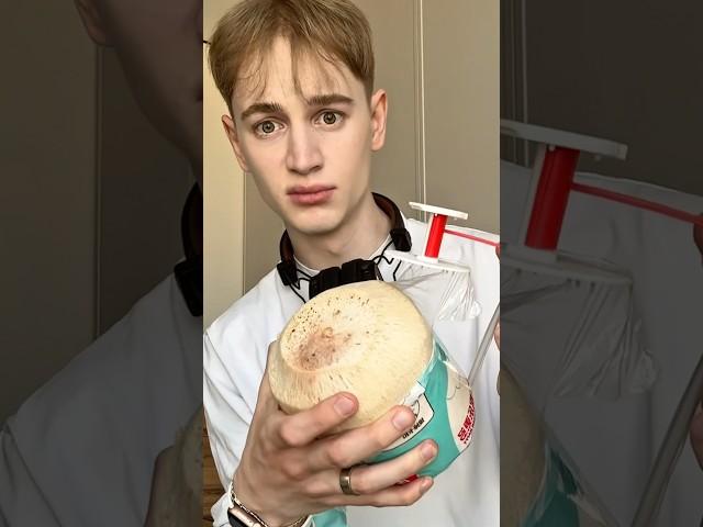 разбиваем кокос 