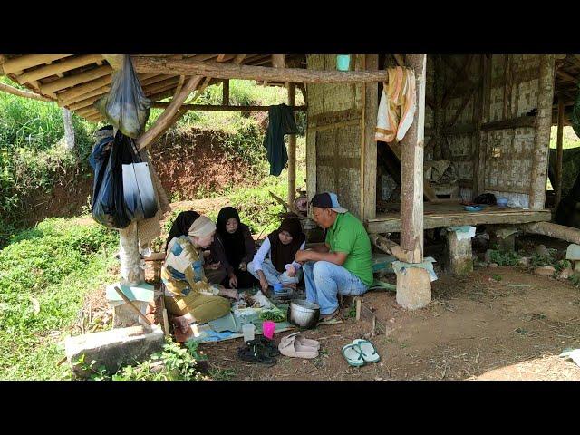 Nasi Liwet, Ikan Asin, Sambal Dadakan Pemadam Kelaparan Saat Kumpul Di Gubuk Sawah Pinggir Hutan