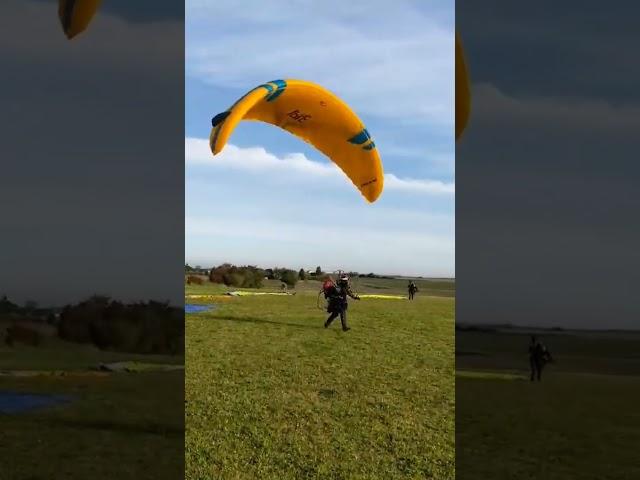 Décollage à pied paramoteur ozone viper xc 20 moster 185