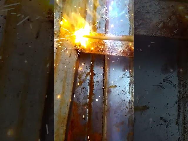 This electrode is not convenient #welding #Metal work. metal art#viral #shorts #youtubeshorts