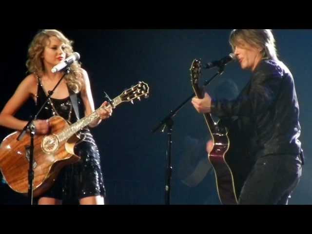 Taylor Swift and Johnny Rzeznik of the Goo Goo Dolls sing "Iris"