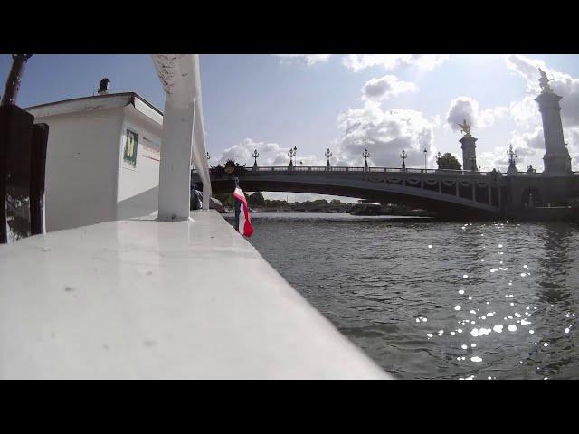 3 minutes navigating the Sena river in Paris France in high speed