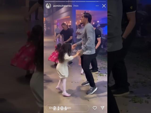 Gustavo Gómez dançando com a filhinha em aniversário