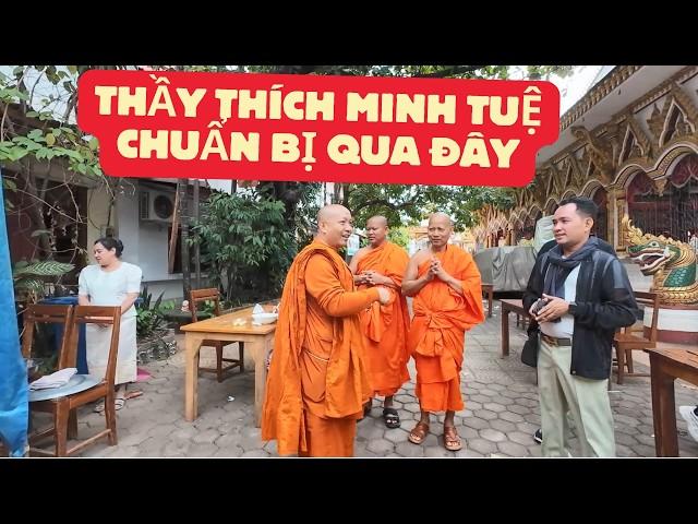 VENERABLE THICH MINH TUE WAS WELCOMED BY MANY PEOPLE IN LAOS ON HIS WAY TO INDIA