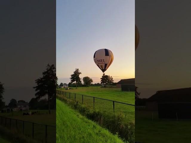 Landing PH-NEL (Ballonteam Wessel) naast de PH-RBV(Rabobank) in Barneveld