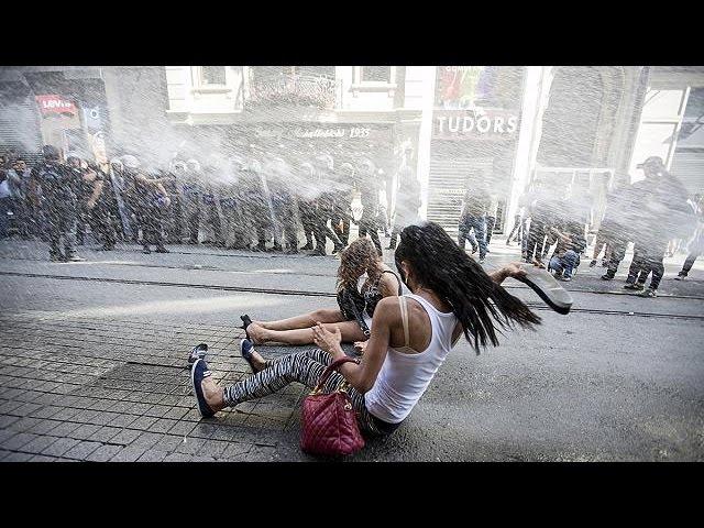 الشرطة التركية تقمع بعنف مسيرة للمثليين في اسطنبول