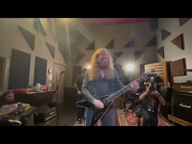Dave Mustaine explains how he plays "Symphony of Destruction" - Megadeth.